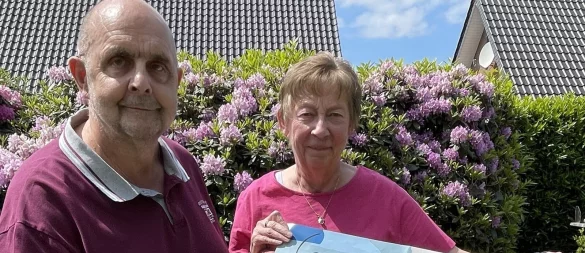 Hubert und Karin Knicker aus Bad Oeynhausen mit dem Plakat zum Comic „Ein neues Herz für Hubert K.“ - © Carolin Nieder-Entgelmeier