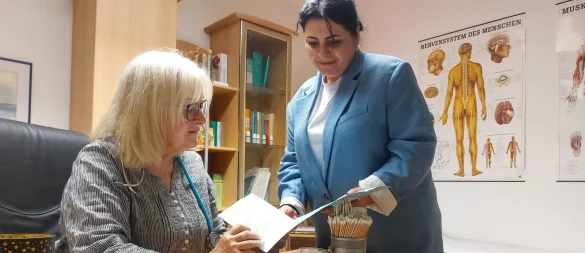 Zunächst hat Olena Konopelko (rechts) Hausärztin Gabriele Braun als medizinische Fachangestellte in der Lügder Praxis. Jetzt darf die gebürtige Ukrainerin endlich auch als Ärztin in der Praxis arbeiten. - © Archivfoto: Michaela Weiße