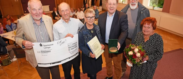 Udo Voßhenrich (von links, Bürgerstiftung), Heiner Begemann (Kirchenvorstand), Martina Hohnhorst (Kirchenvorstand), Dr. Stefan Wiesekopsieker (Heimat- und Verschönerungsverein) Bernhard Dröge (Kirchenvorstand), Marion von Canstein (stellv. Bürgermeisterin) - © Nicole Ellerbrake