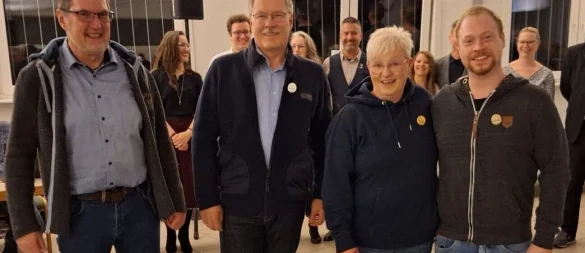 Lagen in der Einzelwertung vorn: Major Bernhard Kicinski (von links) ehrte den zweitplatzierten Bernd Steinmetzler, die Siegerin Anja Schatz sowie den drittplazierten Kai Tintelnot. - © Schützengemeinschaft Brake e.V.