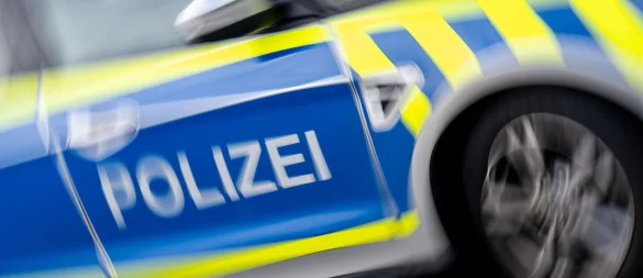 Ein Polizeifahrzeug im Einsatz: Ein entflohener Häftling wird nach einem Unfall auf der A43 festgenommen. - © Hendrik Schmidt/dpa