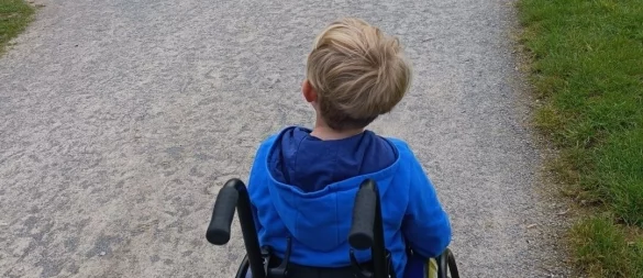 Der neunjährige Finn (Name geändert) leidet an Long Covid. Er ist auf einen Rollstuhl angewiesen, mehr als kurze Ausflüge sind nicht drin. - © Bildrechte: Carolin Brokmann-Förster