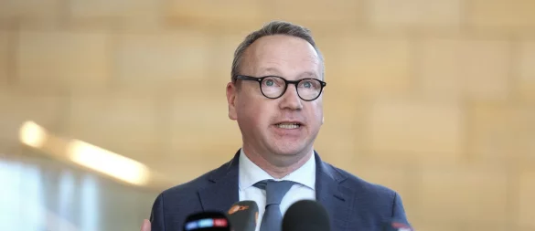 NRW-Justizminister Benjamin Limbach (Grüne) steht seit einiger Zeit gehörig unter Druck und sieht sich Rücktrittsforderungen ausgesetzt. - © David Young/dpa