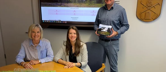 Kämmerer Patrick Hermann freut sich mit Bettina Grote (links) und Lisa Massong über den Relaunch. - © Gemeinde Augustdorf