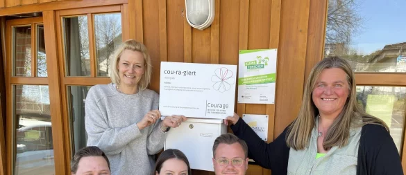 Das Leitungsteam der Einrichtung, Anja Weber (hinten von links) und Michaela Tegtmeier, freuen sich mit Kevin Kößler, Justine Leubecher und Jason Maximilian Jochem vom Verein "Courage" über die Zertifizierung. - © Kita Sternschnuppe
