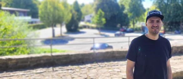 Luca Gliozzo vor dem Parkplatz Bleiche. Dort soll das Partyzelt wieder stehen, mit neuem Konzept. - © Katrin Kantelberg