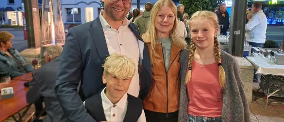 Borris Ortmeier freut sich zusammen mit seiner Frau Tina und den Kindern Lea und Moritz über die gewonnene Wahl in Barntrup.?Foto: Nadine Uphoff - © Nadine Uphoff