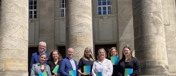 Jürgen Wannhoff (von links), Katharina Torwesten, Katrin Aissen, kaufmännischer Leiter Stefan Dörr, Kirsten Uttendorf, Leiterin Kommunikation und Marketing, Susanne Springer, Natascha Mamier und Emilia Ebert vor dem Landestheater, das das 200. Jubiläum feiern kann. - © Cordula Gröne
