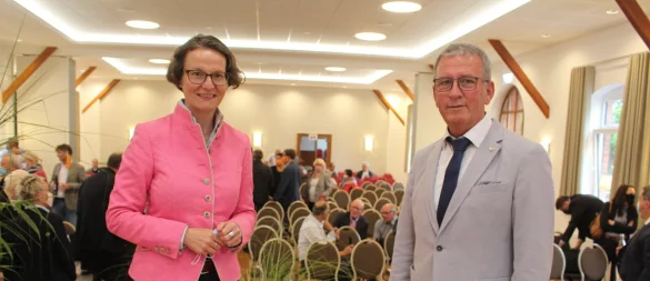 Im September 2020 nahm das Ganze Fahrt auf: Klaus Meier, Vorsitzender des Fördervereins Sabbenhausen, bedankt sich bei Ministerin Ina Scharrenbach über die Fördergelder des Landes. - © Archivfoto: Michaela Weiße