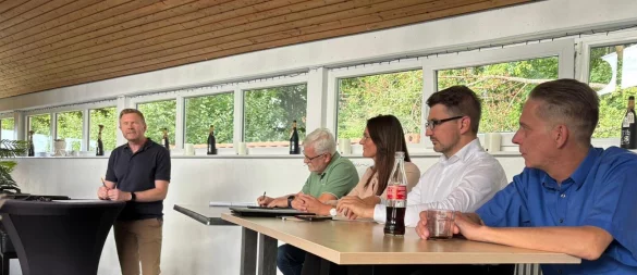 Carlo Eggers, Vorsitzender des TSV Bösingfeld, moderierte die Bürgermeisterkandidatenrunde. Es ging um sportpolitische Fragen. - © TSV Bösingfeld