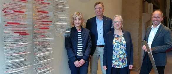 Freuen sich über das gelungene Kunstwerk: Vera Scheef (von links; Kunsthistorikerin der Kulturagentur des Landesverbandes Lippe), Jochen Brunsiek (Abteilungsleiter Kulturagentur), Künstlerin Christa Fuhrmann und Verbandsvorsteher Jörg Düning-Gast. - © Landesverband Lippe