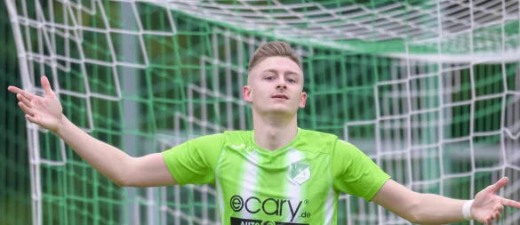 Wertvolle Tore. Mit seinen zwei Treffern sicherte Niclas Lehbrink den Sieg für seinen TuS Ahmsen. Das Foto zeigt Lehbbrink nach seinem Tor zur 3:0-Führung. - © Egon Penner