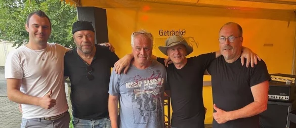 Die Organisatoren Philip Zöllner (links) und Björn Strohmeier (rechts) mit den Bandmitgliedern von „Freiherr" bei der ersten Offnen Bühne im vergangenen Jahr vor dem Auftritt. - © Fotorechte: Björn Strohmeier
