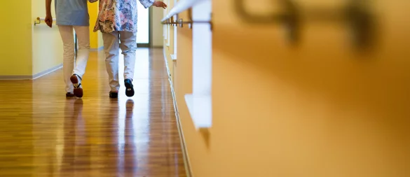 Die Arbeitsbedingungen in Senioreneinrichtungen, dem Klinkum oder der ambulanten Pflege müssen verbessert werden - darin sind sich die Landratskandidaten einig. - © Christoph Schmidt/dpa