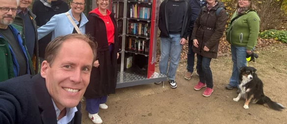 Spenderin Sabine Mellies (links vom Schrank), Ortsbürgermeisterin Beate Herzke (links daneben in blau) und Kay Sandmann-Puzberg von der Bürgerstiftung (ganz vorne links) freuen sich mit lesebegeisterten Berlebeckern über den Bücherschrank. - © Bürgerstiftung Detmold
