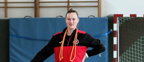 Trainerin Ksenia Terskykh, hier mit denr Geräten Ball, Reifen, Keulen und Seil, will die Rhythmische Sportgymnastik bei der TG Lage etablieren. - © Oliver König