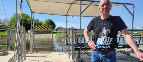 Martin Deppe bringt seit dem Jahr 2012 Passagiere über die Weser. - © Vasco Stemmer