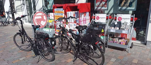 Mangels anderer Möglichkeiten stellen Radler ihre Fahrräder oft direkt vor den Geschäften ab. Dann kann es mitunter zu Problemen kommen. - © Symbolbild: ADFC Lippe