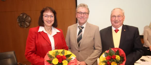 Landrat Meinolf Haase mit seinen frisch gewählten Stellvertretern Birgit Tornau und Kurt Kalkreuter. - © Kreis Lippe