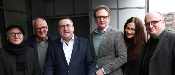 Sie haben das Forschungsprojekt vorgestellt (von links): Die beiden Historiker Dr. Sascha Topp und Prof. Dr. Hans-Walter Schmuhl, Landrat Dr. Axel Lehmann, Verwaltungsvorstand Dr. Olaf Peterschröder, Karen Zereike (Leiterin des Eigenbetriebs Schulen des Kreises) und Dirk Menzel, Leiter des Fachdienstes Bildung. - © Archivfoto: Martin Hostert