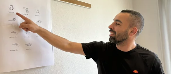 Muhammad Al Nakchi erzählt, wie es damals in den Integrationskursen der VHS war. - © Jan Schillmann