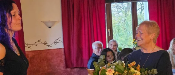 Die alte und die neue Vorsitzende: Marianne Rautenberg (rechts) freut sich über einen Blumenstrauß ihrer Nachfolgerin Daniela Klöpperpieper, die den Verein gemeinsam mit Verena Rautenberg führen wird. - © Bildrechte: "Unsere Hände für viele Pfoten"