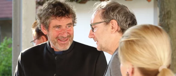 Festival-Leiter Stephan Szasz (links) im Gespräch mit Schauspieler Rainer Bock, bekannt aus vielen Fernsehrollen. - © Axel Bürger