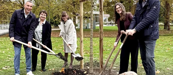 Dirk Tolkemitt (von links, Bürgermeister Bad Salzuflen), Elisabeth Herzog-von der Heide (Bürgermeisterin Luckenwalde), Emmanuelle Gazel (Bürgermeisterin Millau), Anna Hertel sowie Martin Brehm vom "Förderverein Bad Salzuflen-Millau Partnerschaft". - © Stadt Bad Salzuflen