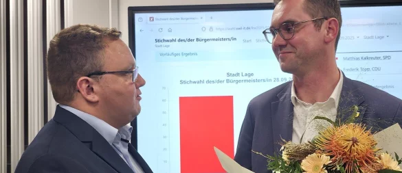 Frederik Topp (CDU, links) gratuliert Matthias Kalkreuter (SPD). Letzterer gewinnt die Stichwahl mit deutlichem Abstand und bleibt Bürgermeister von Lage. - © Astrid Sewing