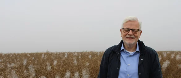 Ralf Klemme ist erster stellvertretender Bürgermeister und übernimmt seit dem plötzlichen Tod von Frank Meier bereits dessen politische Aufgaben. Auf dem Foto ist er an seinem Lieblingsort zu sehen, dem Bauernpfad. Bei gutem Wetter reicht der Blick hier bis zur Porta Westfalica, dem Hermannsdenkmal und nach Grohnde. - © Lorraine Brinkmann