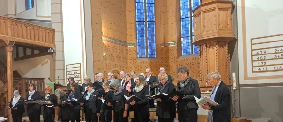 Gemeinsam mit dem Chor sang die Gemeinde unter anderem „Der Mond ist aufgegangen“ und „Nun ruhen alle Wälder“ – Lieder, die im November Trost spendeten. - © Evangelisch reformierte Kilianskirche Schötmar