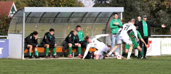 Die Ersatzspieler des FCSSW schauen beim Einsatz der Bexterhagener Tobias Hentschel (Nummer 21) und Frederik Rußkamp gegen Oscar Leßmann genau hin. FCSSWTrainer Rouven Post (rechts) wendet sich wohl an den Schiri. - © Oliver König