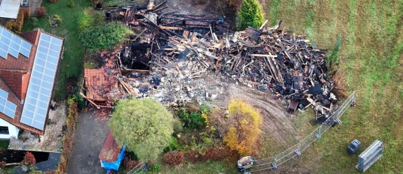 Die Kriminalpolizei hat den Einsatzort übernommen und ermittelt die Brandursache und auch den Verbleib des vermissten Bewohners. Heute soll ein Spezialist vom Landeskriminalamt hinzugezogen werden. - © Gerald Dunkel