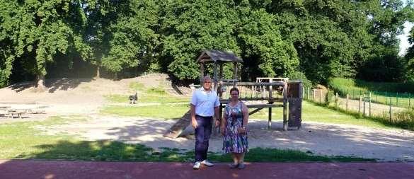 Schlangens Bürgermeister Marcus Püster und Fachbereichsleiterin Bildung und Organisation Petra Claes begutachten den Beginn der Arbeiten. - © Gemeinde Schlangen