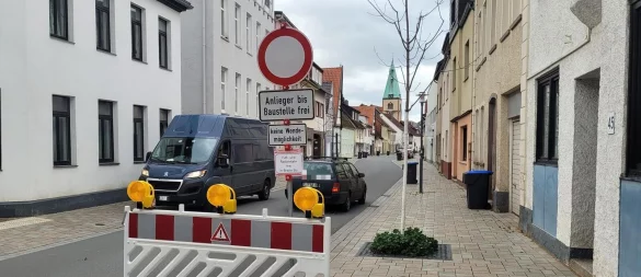 Aufgrund der Bauarbeiten in Höhe der Breiten Straße und der damit einhergehenden Sperrung ist in der Schuhstraße aktuell weniger los. Ansonsten schieben die Fahrzeuge gerade zur Rushhour durch die Straße. - © Katrin Kantelberg