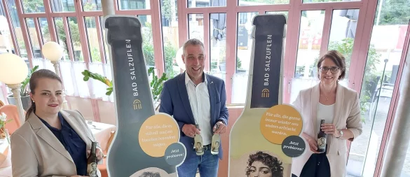 Natursolehaltige Durstlöscher für die Kurstadt: Bad Salzuflens Bürgermeister Dirk Tolkemitt (Mitte), Kurparkhotel-Inhaberin Swetlana Lenger (links) und Myriam Heidemann von der Stadt freuen sich über die neuen Getränkesorten. - © Stadt Bad Salzuflen