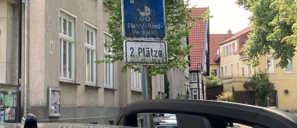 Das Schild auf dem kleinen Parkplatz in der Kirchstraße in Horn ist verwittert. Häufig wird dort nicht zweckentsprechend geparkt. - © Cordula Gröne