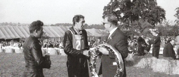 Einen Siegerkranz für Claus Champion im Jahre 1959. Der international bekannte Oerlinghauser Motorradrennfahrer gewinnt das Grasbahnrennen auf dem Bergring im Kreis Schaumburg. Foto: Repro: Horst Biere / Quelle: Archiv Höltke - © Repro: Horst Biere / Quelle: Archiv Höltke