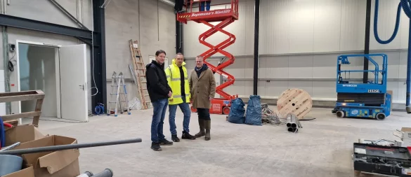 Dörentrups Feuerwehrchef Christoph Ungermann, Mike Wittsieker vom Fachbereich Bauen und Umwelt der Gemeinde sowie Bürgermeister Friso Veldink stehen in der künftigen Fahrzeughalle. - © Nadine Uphoff