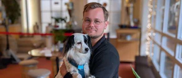 Jason Jochem mit Hündin "Bella", die er im Kriegsgebiet fand und aufnahm. Er war bereits drei Mal mit einem Transporter voller Spenden an der ukraninischen Front und hofft auch diesmal auf Unterstützung aus der lippischen Bevölkerung. - © Annika Langhagel