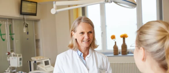 Dr. Corinna Bryan erklärt Schwangeren, wie sie gut durch die heißen Tage kommen. - © Klinikum Lippe