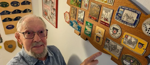 Ein Leben "auf Achse": Werner Klaas zeigt einige der zahllosen Plaketten, die er bei Oldtimer-Ausfahrten und -Rallyes gesammelt hat. Klaas verbindet wunderschöne Erinnerungen damit. - © Annika Langhagel