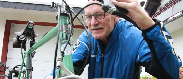 Eckhardt Sporleder inspiziert die Bremsen - Felgenbremsen der italienischen Marke Campagnolo aus den Achtziger- oder Neunzigerjahren. - © Martin Hostert