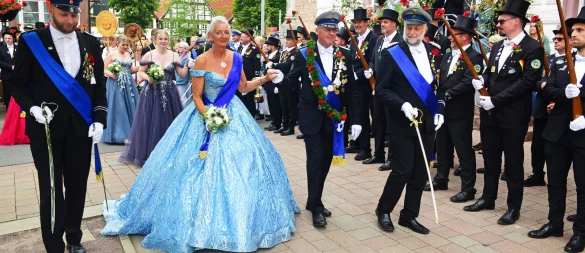 Das neue Königspaar Petra I. Wilde und Frank II. Beermann zeigt sich. - © Nicole Ellerbrake