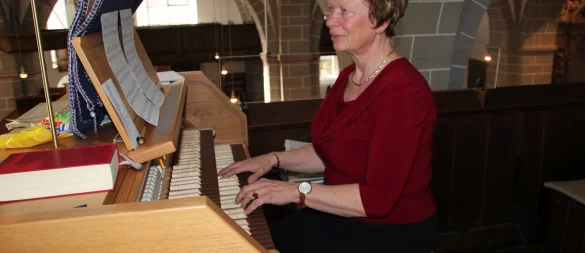 Organistin Elena Driedger-Grankin zieht zum letzten Mal die Register in ihrer offiziellen Tätigkeit. - © Kirchengemeinde Brake