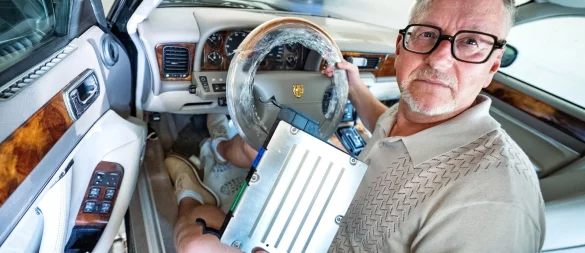 Oliver Franke hat lange auf die Reparatur seines 29 Jahre alten Jaguars gewartet. Dann hat er sein Fahrzeug, das nicht mehr fahrbereit ist, abschleppen lassen. - © Barbara Franke
