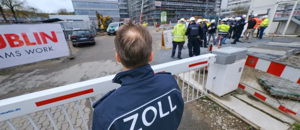 Das Bielefelder Hauptzollamt, hier bei einer Razzia im April 2023 auf der Großbaustelle der Uni Bielefeld, steht in der Kritik durch die eigenen Mitarbeiter. - © Andreas Zobe