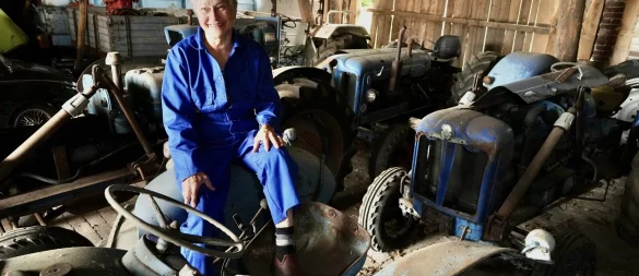 Marianne Lütkehölter sitzt auf einem der Ford-Oldtimer-Trecker, die ihr verstorbener Mann gesammelt hat. - © Peter Unger