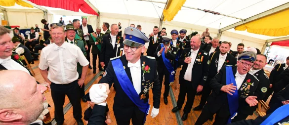 Glückwunsch für Frank II. Beermann aus dem Rosenrott: Er ist der neue Schützenkönig. - © Nicole Ellerbrake