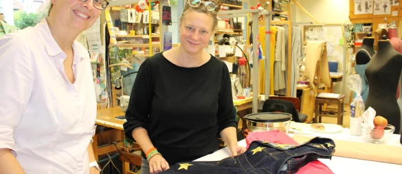 Zwei kreative Köpfe hinter den Kulissen: In der Kostümwerkstatt des Detmolder Landestheaters entstehen einzigartige Bühnenoutfits, wie das des kleinen Prinzen. - © Raffael Giebel